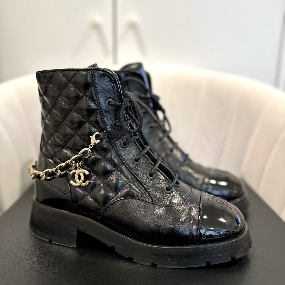 Chanel Shiny Lambskin Leather boots with CC chain - size 38C